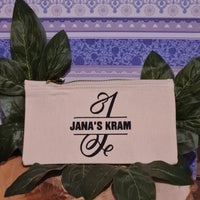 Stilvolle Kosmetiktasche aus Baumwolle mit dem Namen "JANA'S KRAM" im Monogramm Stil "J", kreiert mit der Plotterdatei von easy-sticks.
