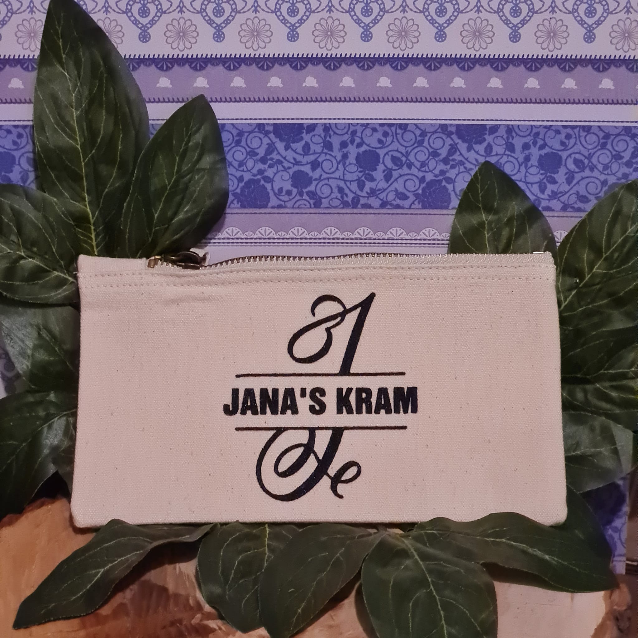 Stilvolle Kosmetiktasche aus Baumwolle mit dem Namen "JANA'S KRAM" im Monogramm Stil "J", kreiert mit der Plotterdatei von easy-sticks.