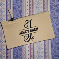 Monogramm 'J' Plotterdatei von easy-sticks auf einem Kosmetiketui mit dem Aufdruck 'JANA'S KRAM', kunstvoll gestaltet auf einem gemusterten Hintergrund. Ideal für kreative Organisation.