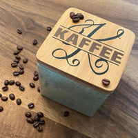 Monogramm "K" Plotterdatei von easy-sticks, dekorativer Deckel einer Aufbewahrungsbox mit dem Wort KAFFEE, umgeben von Kaffeebohnen.