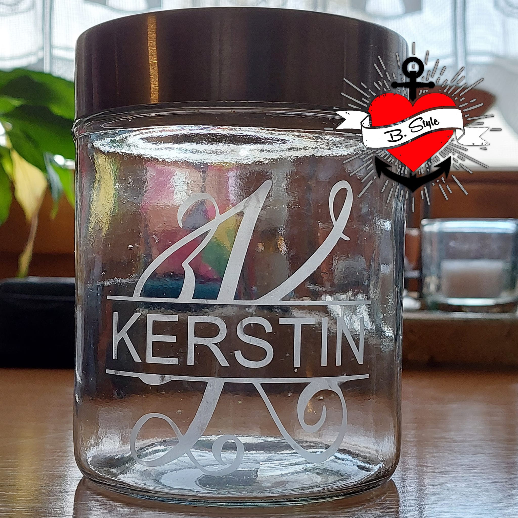 Monogramm 'K' Plotterdatei von easy-sticks auf einem Glasbehälter mit dem Namen 'Kerstin'. Eine elegante Möglichkeit, persönliche Dinge zu organisieren.