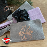 Monogramm 'K' Plotterdatei von easy-sticks auf einem grauen Stiftetui mit dem Text 'Kackisacki'. Ein kreatives Design für Ordnung und Stil.