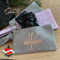 Monogramm 'K' Plotterdatei von easy-sticks auf einem grauen Stiftetui mit dem Text 'Kackisacki'. Ein kreatives Design für Ordnung und Stil.
