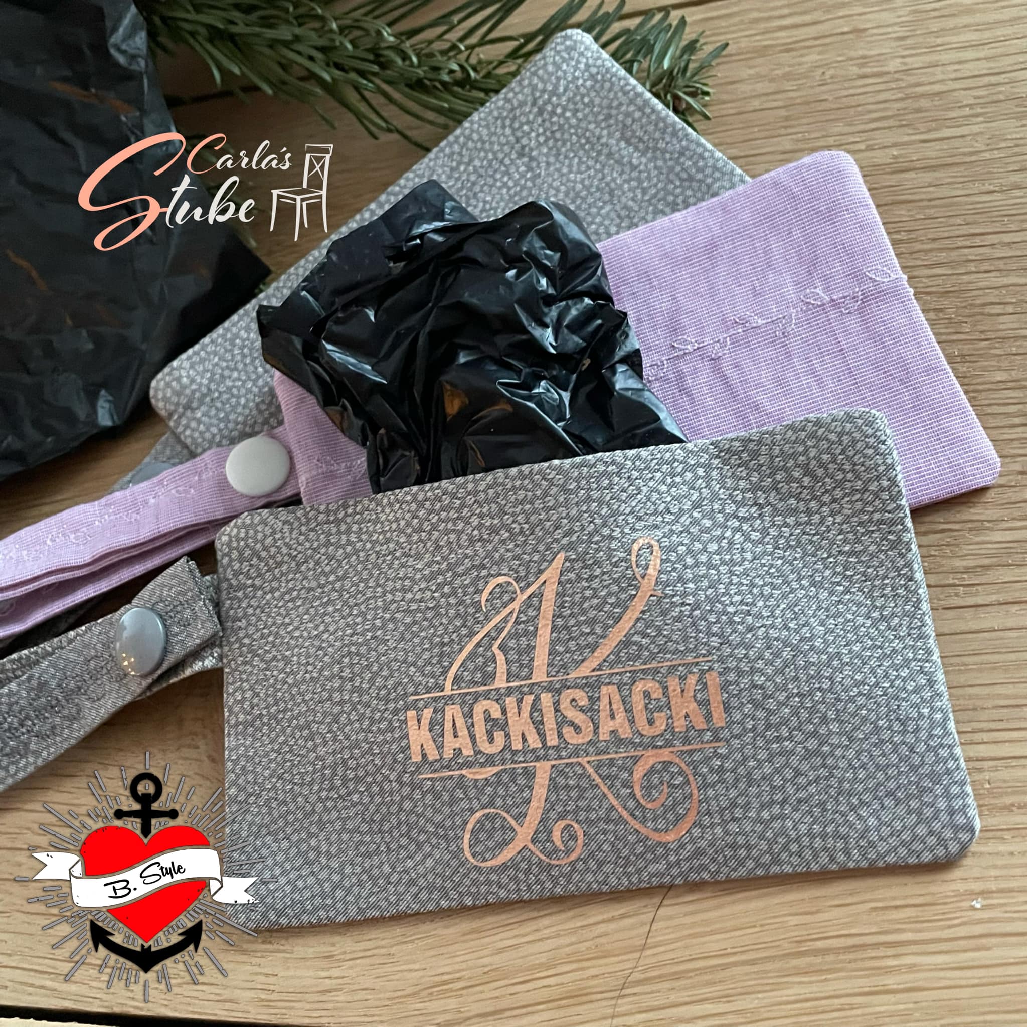 Monogramm 'K' Plotterdatei von easy-sticks auf einem grauen Stiftetui mit dem Text 'Kackisacki'. Ein kreatives Design für Ordnung und Stil.