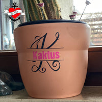Monogramm 'K' Plotterdatei von easy-sticks auf einem Blumentopf mit dem Namen 'Kaktus'. Perfekte Gestaltungsidee für Pflanzenliebhaber.