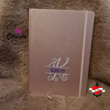 Monogramm "K" Plotterdatei von easy-sticks, personalisiertes Notizbuch mit dem Namen Katrin, verziert mit eleganten Schriftzügen auf einem glitzernden Hintergrund.