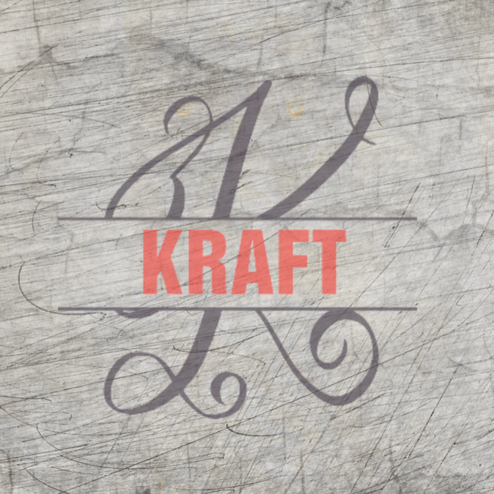 Monogramm "K" Plotterdatei von easy-sticks mit dem Schriftzug KRAFT auf einem strukturierten Hintergrund, ideal für kreative Projekte.