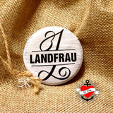 Holzmedaillon mit Monogramm "L" in klassischer Schrift von easy-sticks, auf einem rustikalen, naturbelassenen juteartigen Hintergrund.