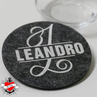 Filzuntersetzer mit dem eleganten Monogramm "L" aus der Plotterdatei von easy-sticks, individuell mit dem Namen "LEANDRO" gestaltet, perfekt für stilvolle Tischdekoration.