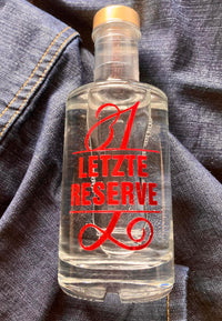 Flasche mit dem auffälligen Monogramm "L" aus der Plotterdatei von easy-sticks, personalisiert mit "LETZTE RESERVE", ideal für Veranstaltungen und besondere Anlässe.