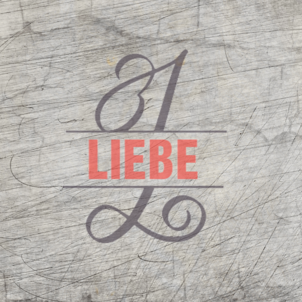 Monogramm "L" Plotterdatei von easy-sticks, präsentiert auf einem rustikalen Hintergrund mit der Schriftzüge "1 LIEBE" in eleganter Schriftart.
