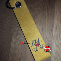 Helles gelbes Schlüsselband mit dem Monogramm "M" von easy-sticks, perfektes DIY-Accessoire für kreative Projekte.