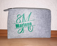 Monogramm "M" Plotterdatei auf einer grauen Filztasche mit dem Namen "Marlene" und dem Logo von easy-sticks. Stilvolle Aufbewahrung für kreative Köpfe.