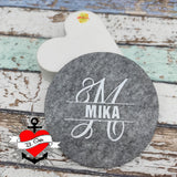 Monogramm "M" Plotterdatei auf einem runden Filzuntersetzer mit dem Namen "MIKA" und dem Logo von easy-sticks. Kreative Akzente für den Alltag.