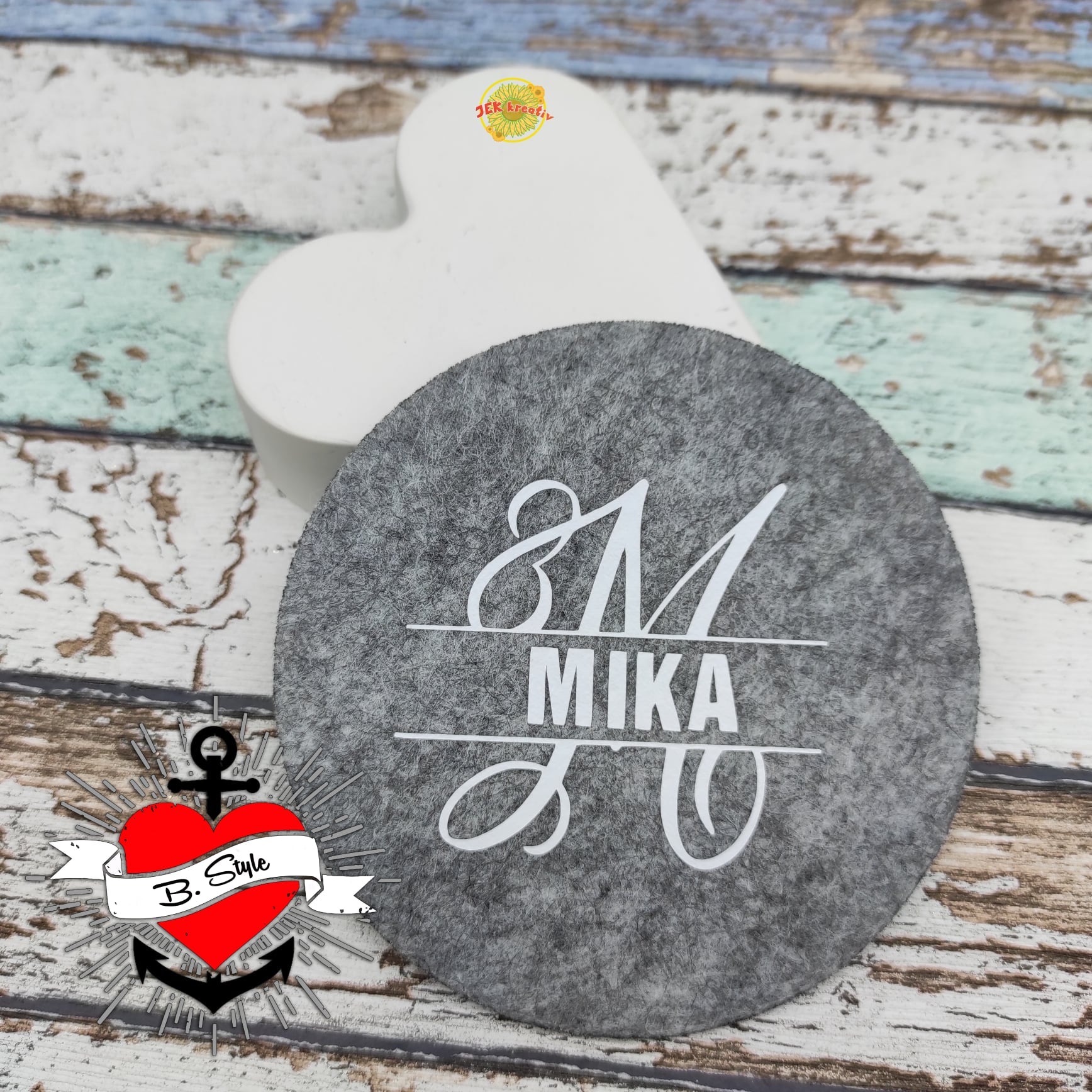 Monogramm "M" Plotterdatei auf einem runden Filzuntersetzer mit dem Namen "MIKA" und dem Logo von easy-sticks. Kreative Akzente für den Alltag.