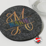 Monogramm "M" Plotterdatei auf einem grauen Filzuntersetzer mit dem Namen "MARIE" und dem Logo von easy-sticks. Ideal für persönliche Geschenke.