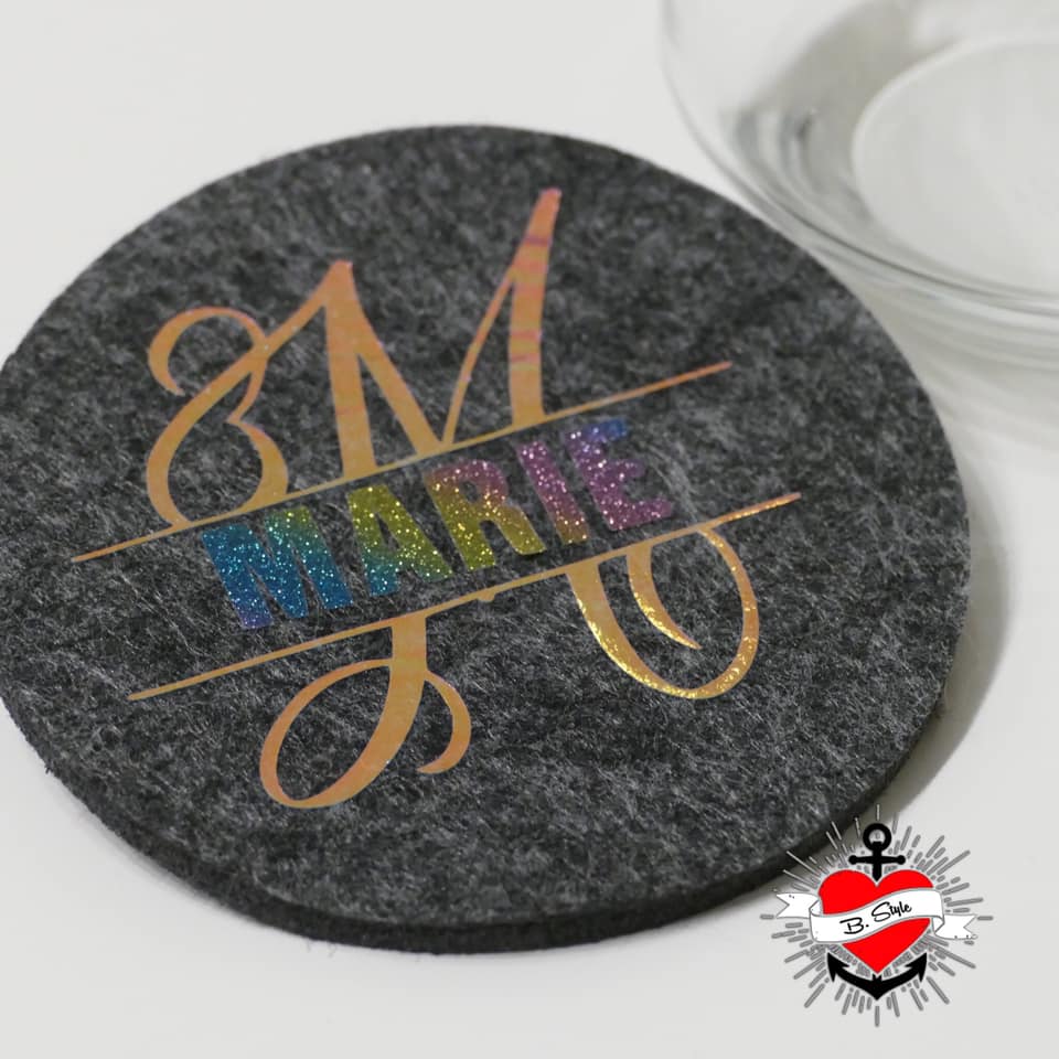 Monogramm "M" Plotterdatei auf einem grauen Filzuntersetzer mit dem Namen "MARIE" und dem Logo von easy-sticks. Ideal für persönliche Geschenke.