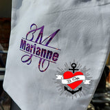 Monogramm "M" Plotterdatei auf einer Tasche mit dem Namen "Marianne" und dem Logo von easy-sticks. Kreatives Design für individuelle Projekte.