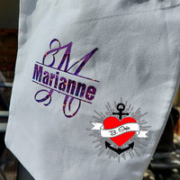 Monogramm "M" Plotterdatei auf einer Tasche mit dem Namen "Marianne" und dem Logo von easy-sticks. Kreatives Design für individuelle Projekte.