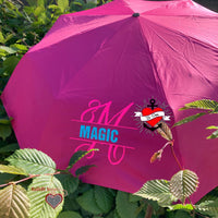 Regenschirm in leuchtendem Pink, verziert mit dem Monogram "M" Plotterdatei von easy-sticks, perfekt für kreative Bastelprojekte.