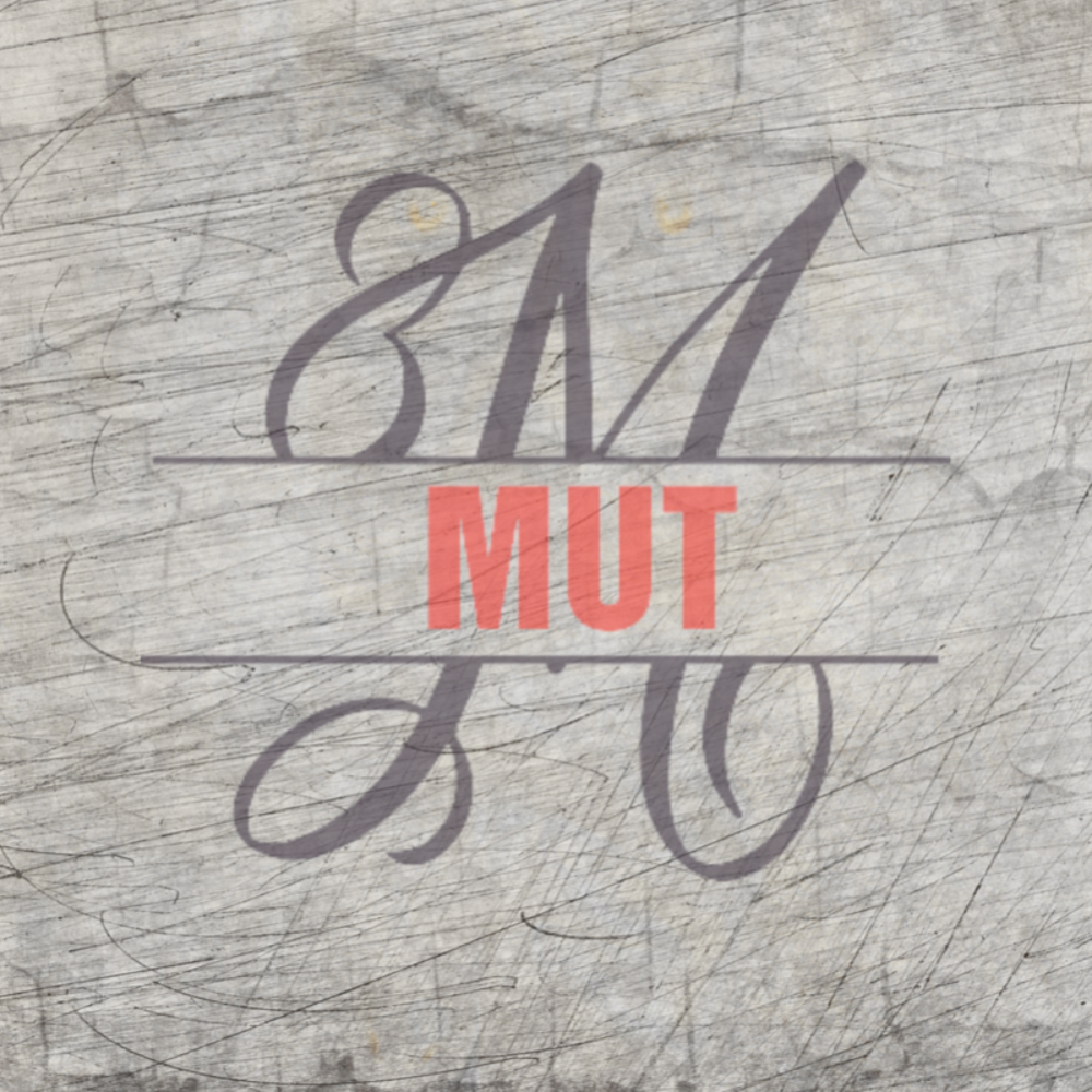 Monogram "M" Plotterdatei von easy-sticks, das elegante Design zeigt das Buchstaben M auf einer strukturierten Holzoberfläche.