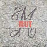 Monogram "M" Plotterdatei von easy-sticks, das elegante Design zeigt das Buchstaben M auf einer strukturierten Holzoberfläche.