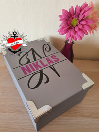 Stylische Box mit dem Monogramm "NIKLAS" von easy-sticks, perfekt für die Aufbewahrung und als individuelles Geschenk.