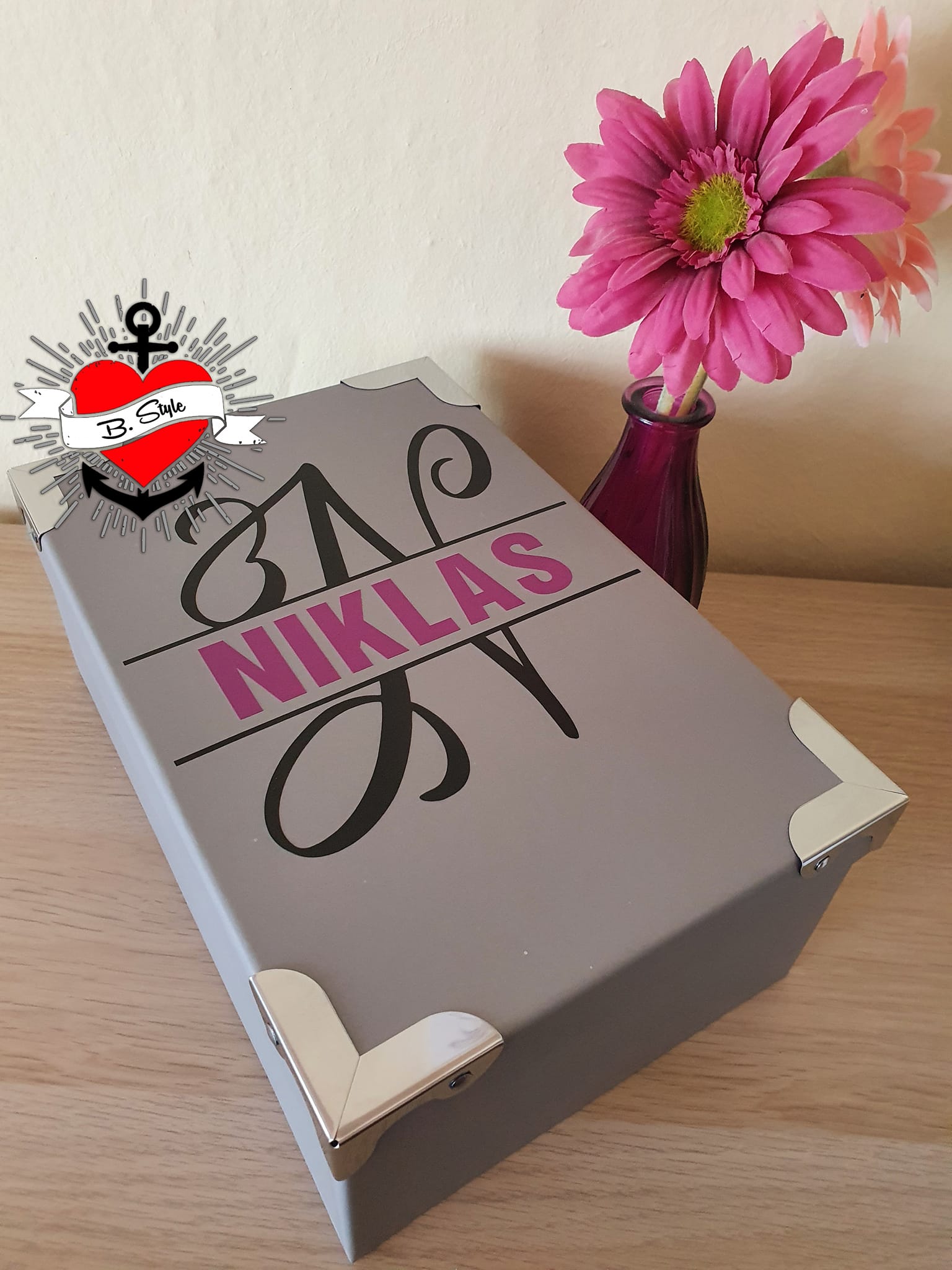 Stylische Box mit dem Monogramm "NIKLAS" von easy-sticks, perfekt für die Aufbewahrung und als individuelles Geschenk.