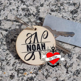 Monogramm 'N' Plotterdatei von easy-sticks, graviert auf einem Schlüsselanhänger aus Holz, neben Schlüsseln auf einer Felsoberfläche.