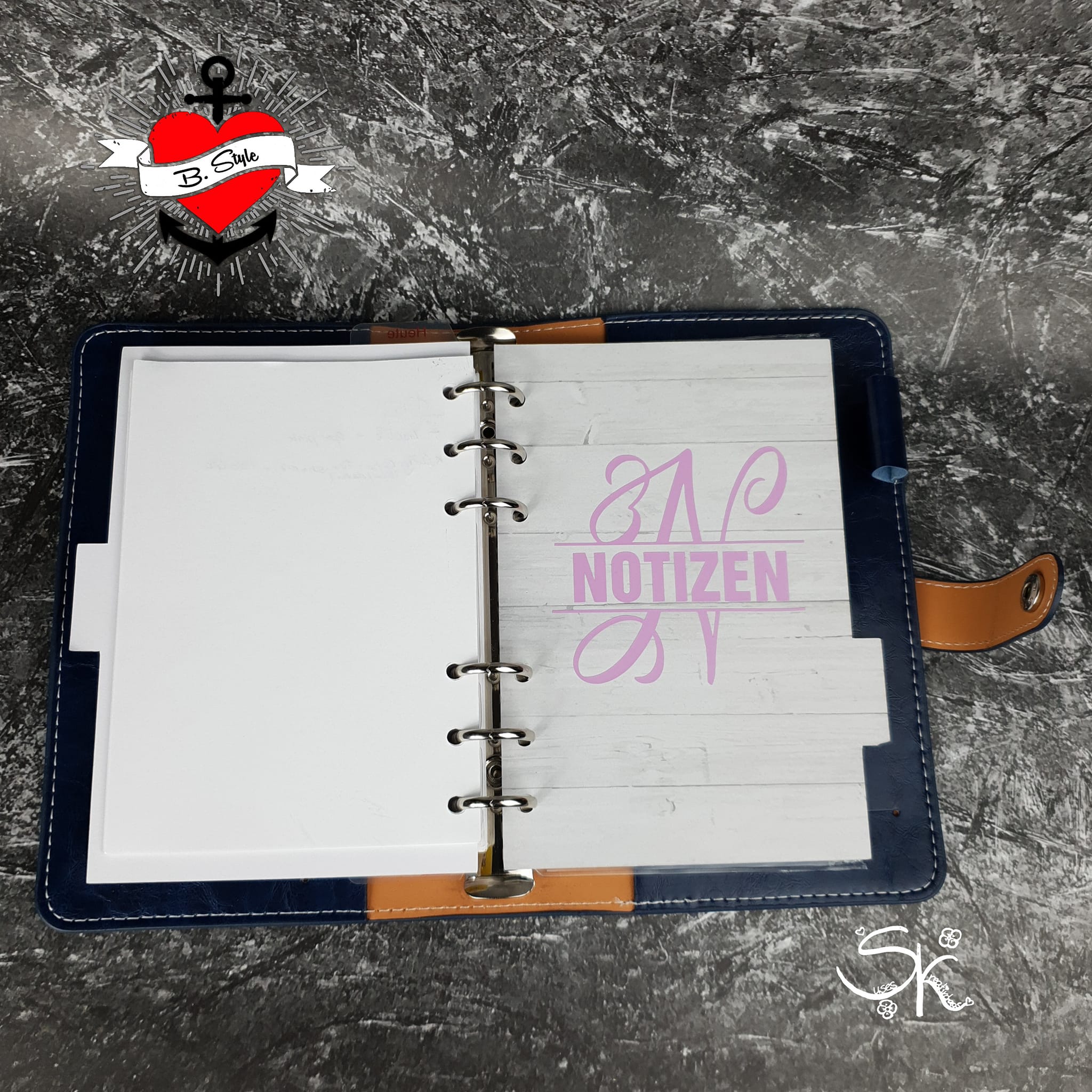 Offenes Notizbuch mit dem Monogramm "N" von easy-sticks, ideal für persönliche Notizen und kreative Einträge.