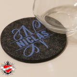 Elegante Filzunterlage mit dem Monogramm "NICLAS" von easy-sticks, die jedem Getränk einen persönlichen Touch verleiht.