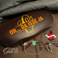Brillenetui mit dem Monogramm "O" und dem Schriftzug 'OH... DA ISSE JA' von easy-sticks. Ideales Accessoire für das persönliche Design und kreative Geschenkideen.