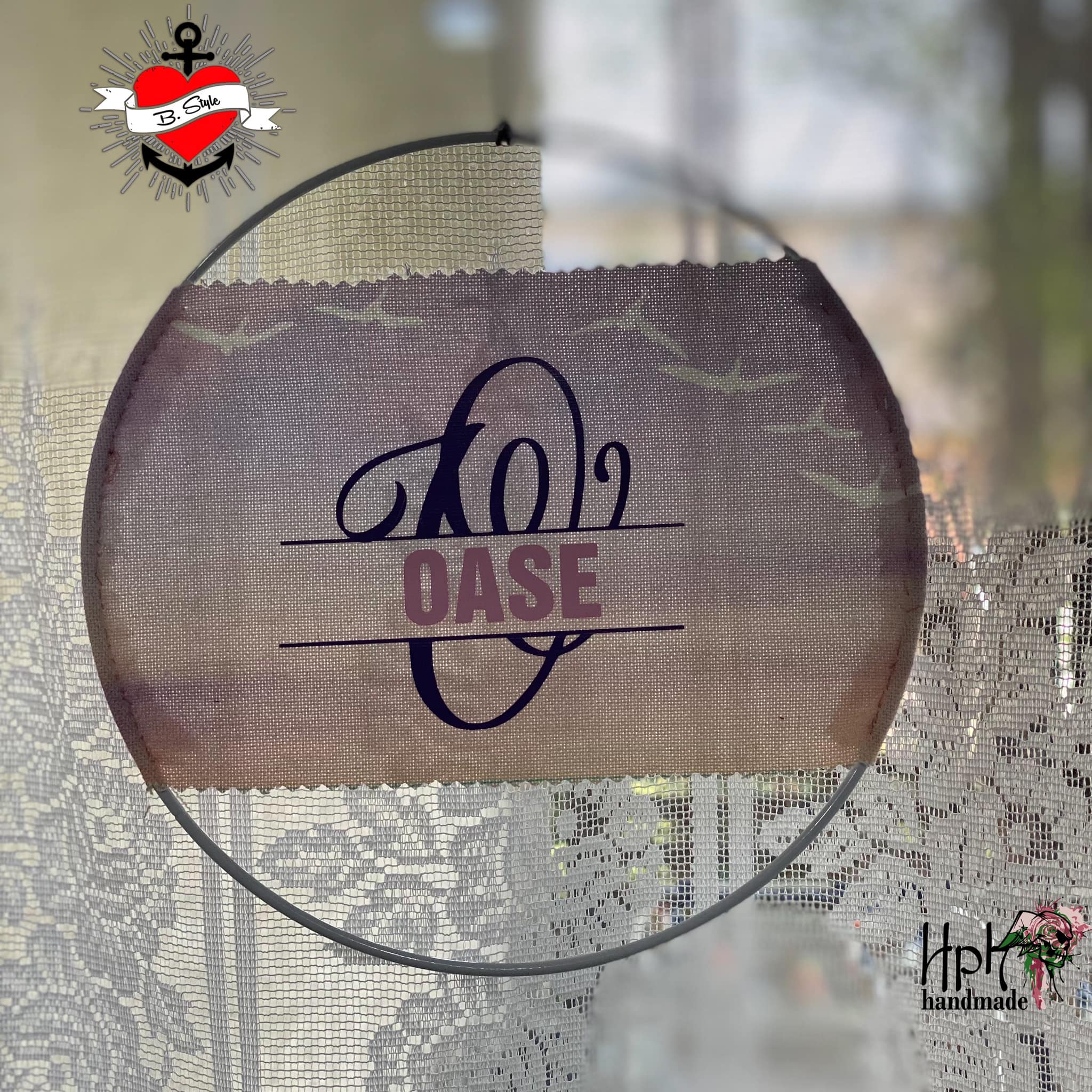 Kreatives Wanddekor mit Monogramm "O" von easy-sticks, das 'OASE' auf einem festlichen Stoff zeigt. Perfekt für DIY-Projekte und Ausgestaltungen im Innenbereich.