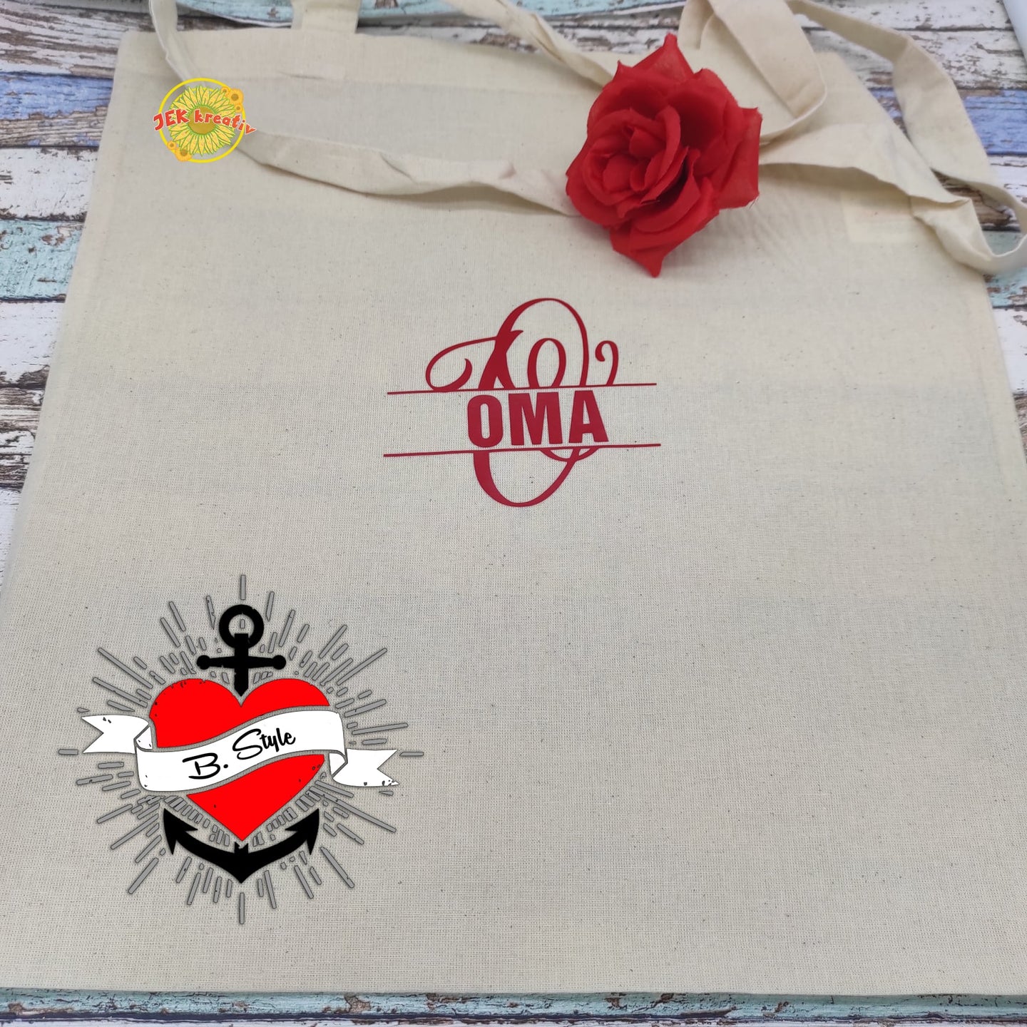 Stilvolle Baumwolltasche mit Monogramm "O" Plotterdatei von easy-sticks, individuell gestaltet mit dem Motto "OMA" und einer roten Rose als Dekoration.