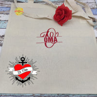 Stilvolle Baumwolltasche mit Monogramm "O" Plotterdatei von easy-sticks, individuell gestaltet mit dem Motto "OMA" und einer roten Rose als Dekoration.