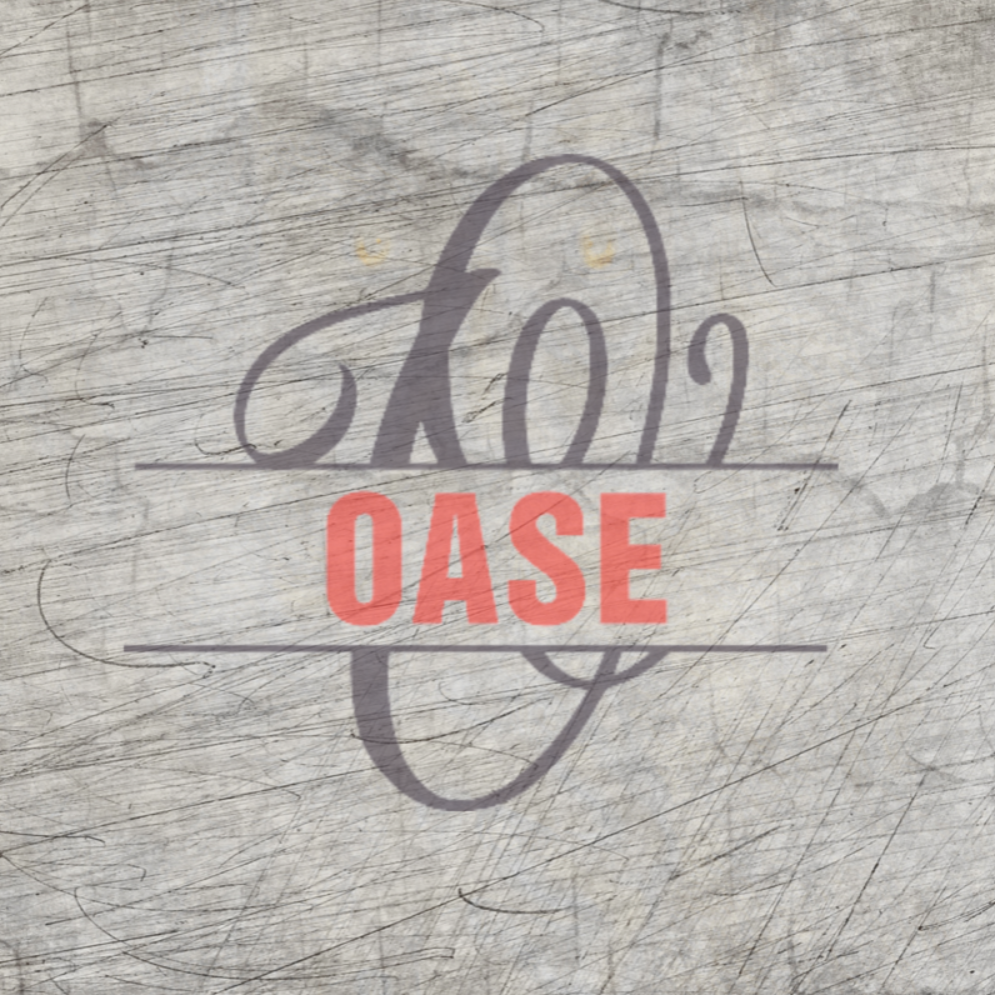 Kreatives Design der Monogramm "O" Plotterdatei von easy-sticks, mit dem Wort "OASE" in stilvollem rot auf einem Holz-Hintergrund.