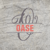 Kreatives Design der Monogramm "O" Plotterdatei von easy-sticks, mit dem Wort "OASE" in stilvollem rot auf einem Holz-Hintergrund.