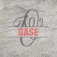 Kreatives Design der Monogramm "O" Plotterdatei von easy-sticks, mit dem Wort "OASE" in stilvollem rot auf einem Holz-Hintergrund.