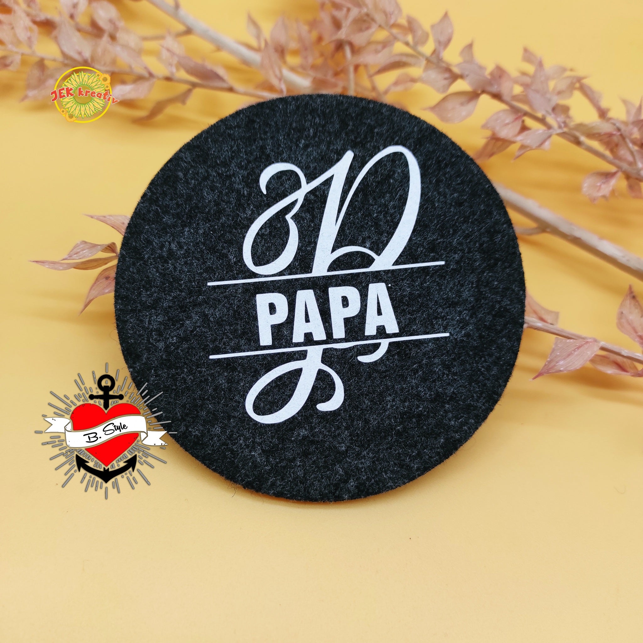 Monogramm "P" Plotterdatei von easy-sticks, dekorativer runder Filzuntersetzer mit dem Namen Papa in ansprechender Schrift.