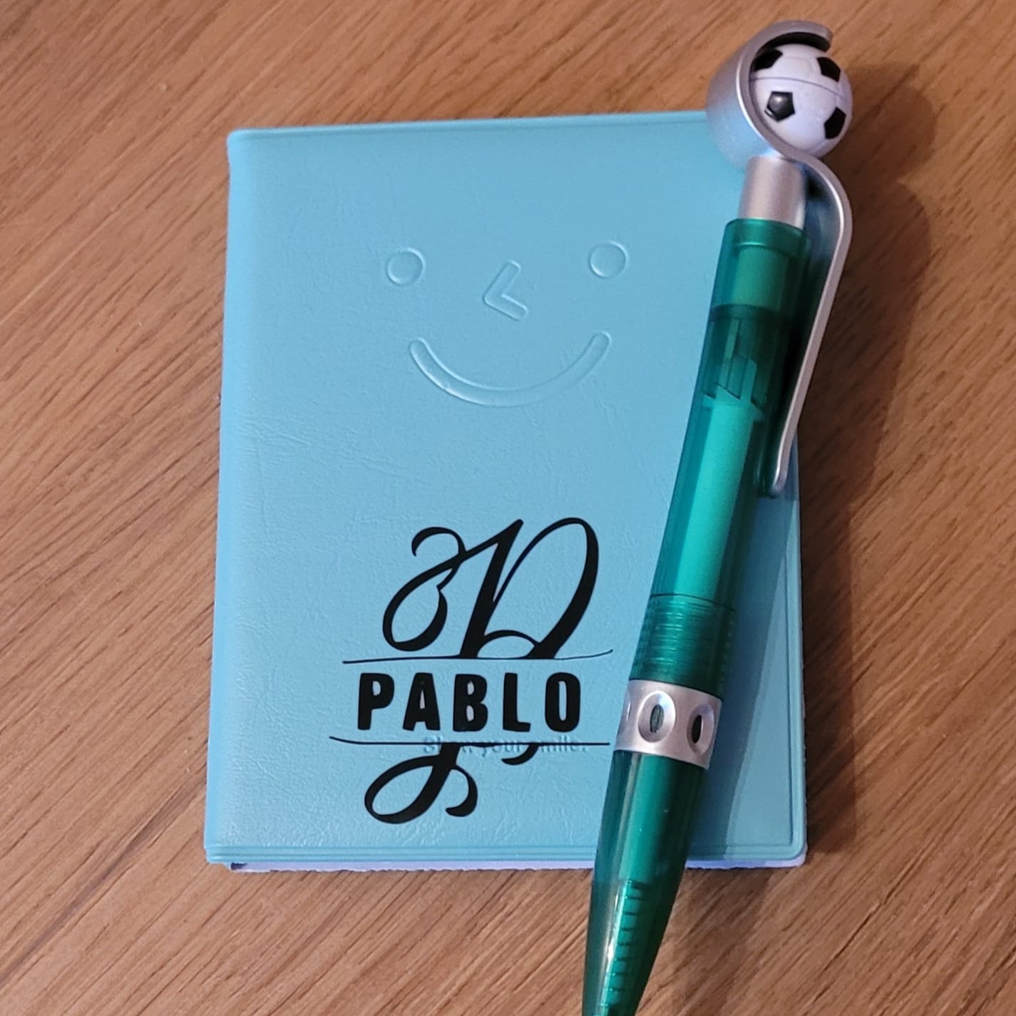 Personalisierte Notizbuch mit Monogramm "P" von easy-sticks und einem coolen Fußballstift, perfekt für kreative Ideen.