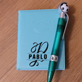 Personalisierte Notizbuch mit Monogramm "P" von easy-sticks und einem coolen Fußballstift, perfekt für kreative Ideen.