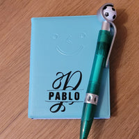 Personalisierte Notizbuch mit Monogramm "P" von easy-sticks und einem coolen Fußballstift, perfekt für kreative Ideen.