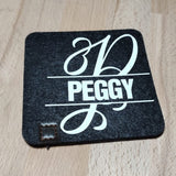 Monogramm "P" Plotterdatei von easy-sticks, individuelles schwarzes Filzuntersetzer mit dem Namen Peggy in eleganter Schrift.