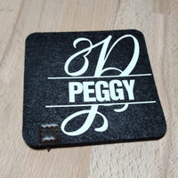 Monogramm "P" Plotterdatei von easy-sticks, individuelles schwarzes Filzuntersetzer mit dem Namen Peggy in eleganter Schrift.