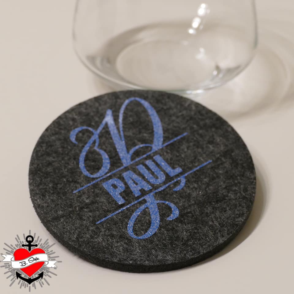 Monogramm "P" Plotterdatei von easy-sticks, stilvoller runder Filzuntersetzer mit dem Namen Paul in blauer Schrift.