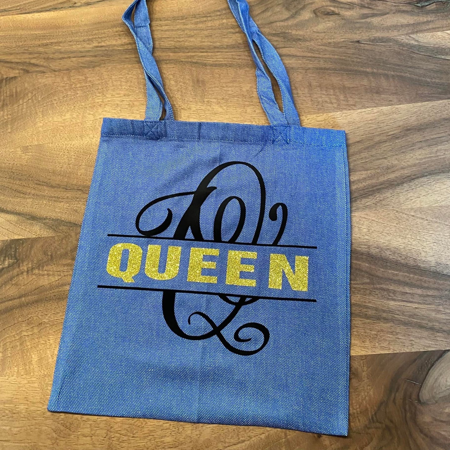 Tasche mit Monogramm 'Q' Plotterdatei von easy-sticks, künstlerisch gestaltet mit dem Wort 'QUEEN' in glitzerndem Gelb.