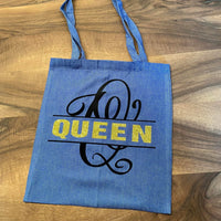 Tasche mit Monogramm 'Q' Plotterdatei von easy-sticks, künstlerisch gestaltet mit dem Wort 'QUEEN' in glitzerndem Gelb.