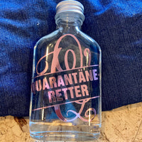 Glasflasche mit einem eleganten Monogramm "Q" Design und dem Schriftzug "QUARANTÄNE RETTER". Ideal für kreative Projekte mit der Monogram "Q" Plotterdatei von easy-sticks.