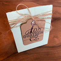 Verpackung mit Monogramm 'Q' Plotterdatei von easy-sticks, geschmückt mit dem Schriftzug 'QUATSCH KOPF' und natürlichem Twine.