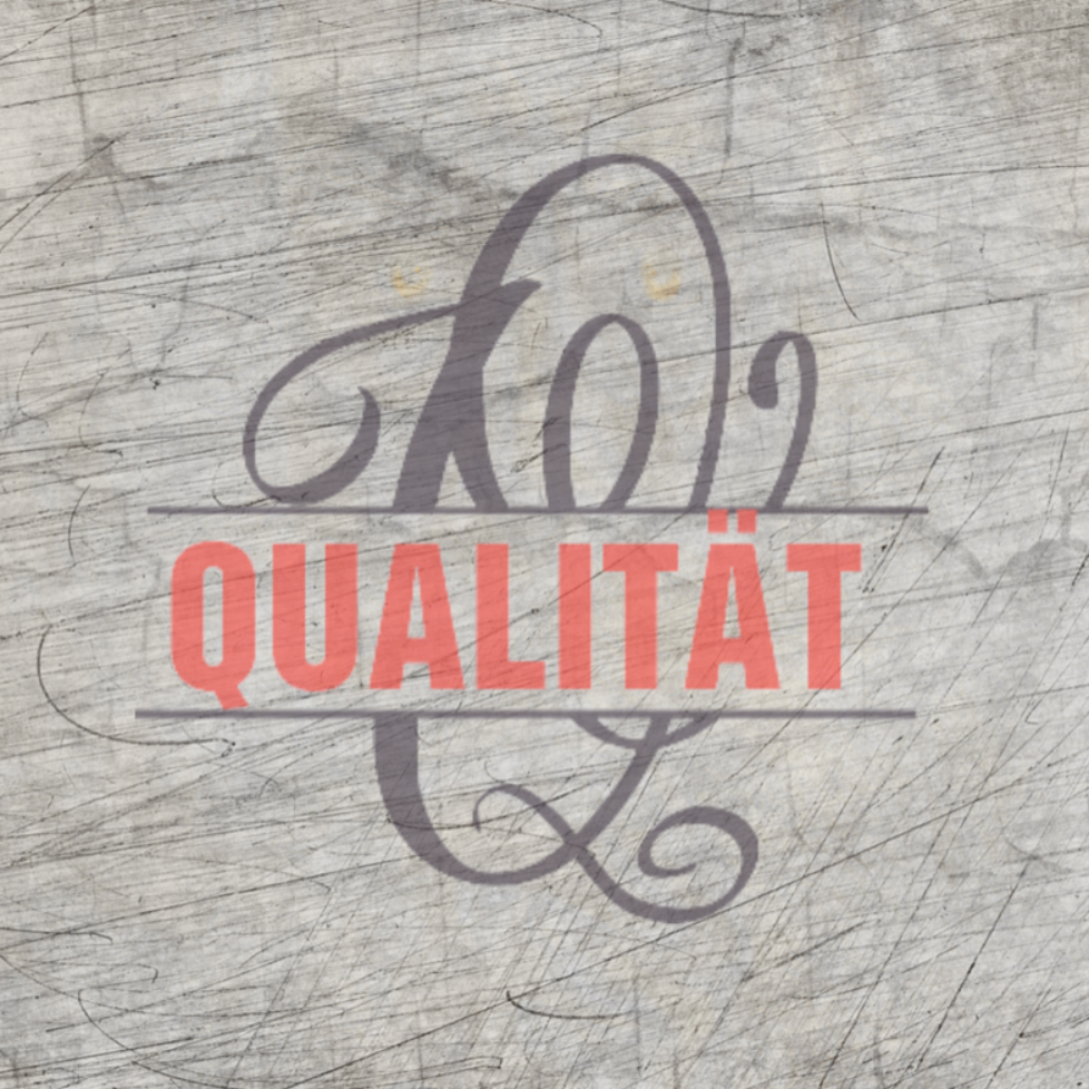 Monogramm 'Q' Plotterdatei von easy-sticks, künstlerisches Design mit dem Schriftzug 'QUALITÄT' auf einer rustikalen Holztextur.